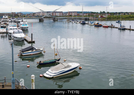 Bateaux amarrés dans le port de Poole avec les deux voiles de levage du pont à Poole, Dorset UK en Juin Banque D'Images