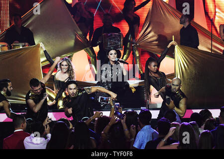 Olga Tanon en prestation au 2017 Telemundo Premios Tu mundo montrent à l'American Airlines Arena de Miami, Floride, le 24 août 2017. Photo par Gary JE Rothstein/UPI Banque D'Images