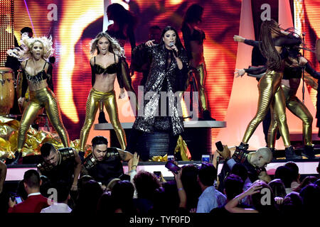 Olga Tanon en prestation au 2017 Telemundo Premios Tu mundo montrent à l'American Airlines Arena de Miami, Floride, le 24 août 2017. Photo par Gary JE Rothstein/UPI Banque D'Images
