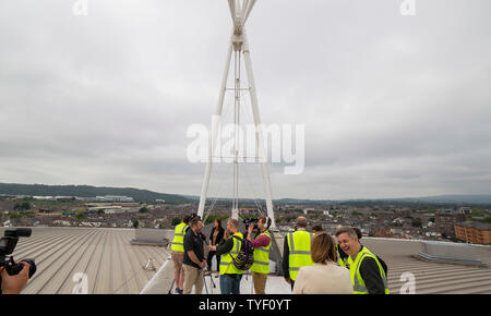 Cardiff, Wales, UK, 26 juin 2019. Des entrevues avec les médias sur le toit du stade stade de la Principauté en tant que marque le 20e anniversaire de son premier événement et la publication d'un rapport d'impact économique de l'Econactive, indiquant que le stade a généré 2,75 milliards € pour le pays de Galles à 20 ans. Credit : Mark Hawkins/Alamy Live News Banque D'Images