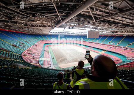 Cardiff, Wales, UK, 26 juin 2019. Un trépied est ramené à la Principauté Stade comme assembler des médias pour le 20e anniversaire de la première manifestation du stade et la publication d'un rapport d'impact économique de l'Econactive, indiquant que le stade a généré 2,75 milliards € pour le pays de Galles à 20 ans. Credit : Mark Hawkins/Alamy Live News Banque D'Images