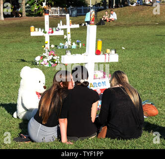 Les élèves passent par un changement de coach pour faire memorial Aaron feis qui ont pris plusieurs balles tout en protégeant les élèves de son alma mater, l'école secondaire Marjory Stoneman Douglas le 16 février 2018 à l'amphithéâtre d'un parc dans un parc, en Floride. Un ancien étudiant est en détention après qu'il ont tué 17 étudiants et enseignants. Photo par Gary Rothstein/UPI Banque D'Images