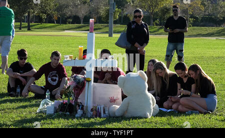 Les élèves passent par un changement de coach pour faire memorial Aaron feis qui ont pris plusieurs balles tout en protégeant les élèves de son alma mater, l'école secondaire Marjory Stoneman Douglas le 16 février 2018 à l'amphithéâtre d'un parc dans un parc, en Floride. Un ancien étudiant est en détention après qu'il ont tué 17 étudiants et enseignants. Photo par Gary Rothstein/UPI Banque D'Images