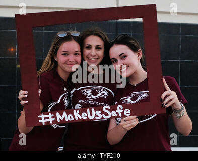 Les étudiants de l'école secondaire de TMS (L-R) Rylee Campana,16, Cortney Evans,18, et Audrey Ramos,17 assister à se lever pour les étudiants à la réunion de ville BB&T center, SUNRISE, Floride le 21 février 2018. Les représentants élus et un représentant de l'anr examinera la question de l'amélioration du contrôle des armes à feu et la sécurité dans les écoles après 17 étudiants ont été assassinés le 14 février 2018 à l'école secondaire Marjory Stoneman Douglas. Photo par Gary Rothstein/UPI Banque D'Images