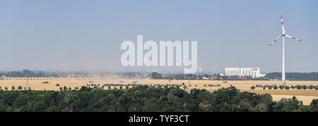 26 juin 2019, Saxe, Leipzig : La moisson près de Leipzig commence avec plusieurs moissonneuses-batteuses. Le même jour, le Jour des agriculteurs allemands commence près de Markranstädt près de Leipzig. Ensuite, les agriculteurs veulent présenter leurs principales demandes pour une politique agricole durable. Surtout dans la perspective du changement climatique et des étés secs, les plantes résistantes sont indispensables, a déclaré le président agriculteur Rukwied avant la réunion de deux jours. Environ 500 délégués et 300 invités sont attendus à la 87e journée des agriculteurs. Selon l'Association des agriculteurs allemands, elle représente les intérêts de l'ordre de 300 000 agriculteurs et Banque D'Images