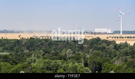 26 juin 2019, Saxe, Leipzig : La moisson près de Leipzig commence avec plusieurs moissonneuses-batteuses. Le même jour, le Jour des agriculteurs allemands commence près de Markranstädt près de Leipzig. Ensuite, les agriculteurs veulent présenter leurs principales demandes pour une politique agricole durable. Surtout dans la perspective du changement climatique et des étés secs, les plantes résistantes sont indispensables, a déclaré le président agriculteur Rukwied avant la réunion de deux jours. Environ 500 délégués et 300 invités sont attendus à la 87e journée des agriculteurs. Selon l'Association des agriculteurs allemands, elle représente les intérêts de l'ordre de 300 000 agriculteurs et Banque D'Images