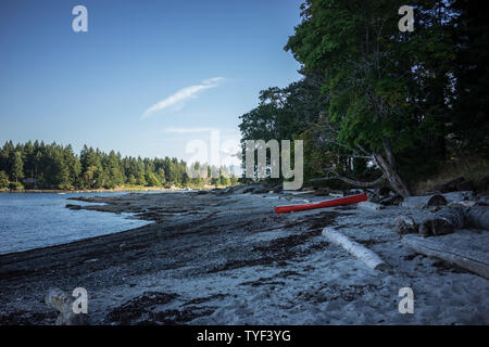 La plage sur l'île de Newcastle est facilement accessible en canoë ou kayak de Nanaimo, en Colombie-Britannique. Banque D'Images