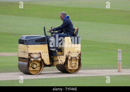 Le rouleau est utilisé entre les manches lors de la CCC vs Yorkshire CCC, Essex County Championship Division 1 Specsavers Emerald Headingley Cricket Cricket Banque D'Images