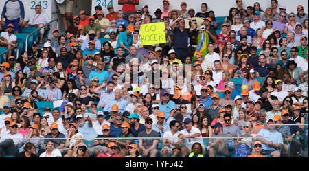 Tennis fans cheer sur Roger Federer à partir de la Suisse au Hard Rock Stadium de Miami Gardens, Floride le 31 mars 2019. Federer bat Isner 6-1.6-4 pour sa 101ème victoire de carrière.. Photo par Gary JE Rothstein/UPI Banque D'Images