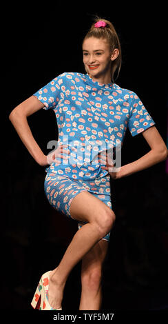 Un modèle présente une création par Agatha Ruiz de la Prada designer de mode pendant la Fashion Week de Miami au Ice Palace, à Miami, en Floride, le 31 mai 2019. Photo par Gary JE Rothstein/UPI Banque D'Images