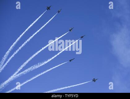 JACKSONVILLE Beach, Floride (nov. 5, 2016) F/A-18C Hornet de la U.S. Navy escadron de démonstration en vol, le Blue Angels, effectuer une démonstration aérienne au cours de la 2016 Mer et Ciel spectaculaire dans Jacksonville Beach. Le salon a également les numéros aériens par d'autres équipes de vol militaires et civils, des divertissements en direct, et l'occasion de voir des avions et des véhicules militaires et le commandement des opérations spéciales des États-Unis de l'équipe de parachute. Banque D'Images