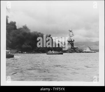 Photographie de l'USS Arizona en feu après l'attaque japonaise sur Pearl Harbor Banque D'Images