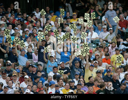 Fans des Milwaukee Brewers contenir jusqu'astérisques au cours de la première manche contre les Giants de San Francisco au Miller Park de Milwaukee, Wisconsin le 20 juillet 2007. Les Giants ont remporté 8-4. (Photo d'UPI/Brian Kersey) Banque D'Images