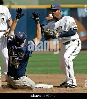 San Diego Padres' Scott Hairston (14) glisse dans la deuxième base en tant que joueur des Milwaukee Brewers Rickie semaines jette d'abord essayer de remplir un double jeu sur une balle au sol par Kevin Kouzmanoff durant la deuxième manche à Miller Park le 30 septembre 2007 à Milwaukee, Wisconsin. Hairston était au deuxième et au premier abord. sûr Kouzmanoff (Photo d'UPI/Brian Kersey) Banque D'Images