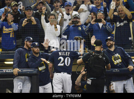 Le lanceur partant des Milwaukee Brewers Wade Miley reçoit les félicitations de ses coéquipiers et les fans après avoir été relevée contre les Dodgers de Los Angeles au cours de la sixième manche du Championnat de la Ligue nationale en jeu deux séries à Miller Park, le 13 octobre 2018 à Milwaukee. Les brasseurs, mener la série 1-0 sur les Dodgers. Photo de Brian Kersey/UPI Banque D'Images