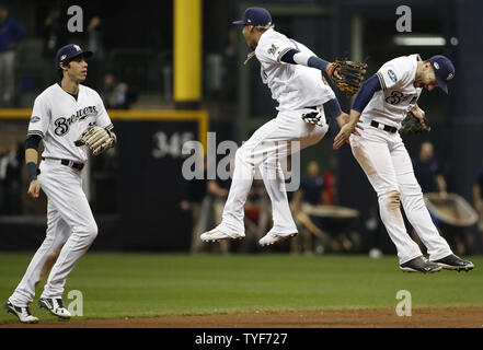 Milwaukee Brewers Ryan Braun (8) et d'Orlando Arcia leap pour célébrer aux côtés droit fielder Christian Yelich (L) après avoir battu les Dodgers de Los Angeles en série de championnat de la Ligue nationale à six jeux Miller Park le 19 octobre 2018 à Milwaukee, Wisconsin. Les brasseurs, éviter une élimination défait les Dodgers 7-2 pour forcer un septième match. Photo par Kamil Krzaczynski/UPI Banque D'Images