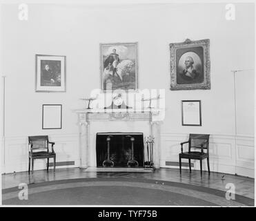 Photographie de la cheminée dans le bureau ovale de la Maison Blanche, avec un portrait de Simon Bolivar qui plane au-dessus de la cheminée, flanquée de portraits de Franklin D. Roosevelt et George Washington. Banque D'Images