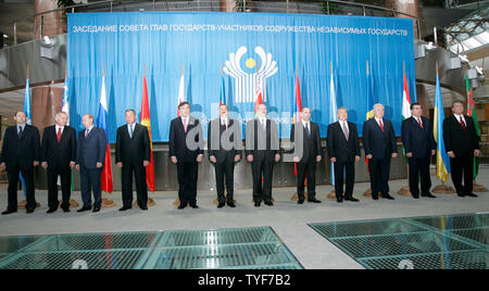 (L à R) Chef de la Communauté des États indépendants" Vladimir Rushailo mission, les Présidents de l'Ouzbékistan Islam Karimov, Vladimir Poutine, Kurmanbek Bakiyev du Kirghizistan, de la Géorgie, Mikhaïl Saakachvili, de l'Azerbaïdjan Ilham Aliev Bélarus Alexandre Loukachenko, Robert Kotcharian d'Arménie, du Kazakhstan, M. Nursultan Nazarbayev, Vladimir Voronine de Moldova, Imomali Rakhmonov du Tadjikistan et de l'Ukraine Viktor Iouchtchenko posent pour une photo de groupe lors du sommet de la CEI à Minsk, en Biélorussie le 28 novembre 2006. Les chefs des 11 républiques de l'ex-Union soviétique a ouvert mardi un sommet de l'Commonwealt Banque D'Images