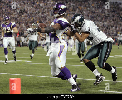 Philadelphia Eagles coffre Quintin Demps (39) tente de tirer vers le bas le Minnesota Vikings running back Adrian Peterson (28) avant d'inscrire au cours du deuxième trimestre de leur jeu de cartes sauvages NFC au Metrodome de Minneapolis le 4 janvier 2009. (UPI Photo/Mark Cowan) Banque D'Images