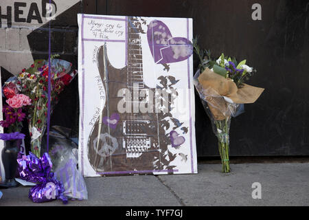 Fans venus rendre hommage à Prince (né Prince Rogers Nelson) à l'extérieur de la boîte de nuit, Première Avenue, où l'un pourpre a débuté sa carrière le 22 avril 2016 à Minneapolis, Minnesota. Le Prince est mort le 21 avril, à l'âge de 57 ans. Photo par Marilyn Indahl/UPI Banque D'Images