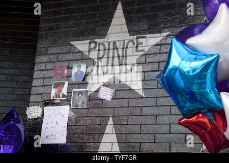 Fans venus rendre hommage à Prince (né Prince Rogers Nelson) à l'extérieur de la boîte de nuit, Première Avenue, où l'un pourpre a débuté sa carrière le 22 avril 2016 à Minneapolis, Minnesota. Le Prince est mort le 21 avril, à l'âge de 57 ans. Photo par Marilyn Indahl/UPI Banque D'Images