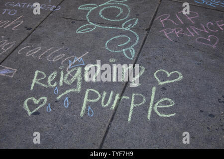 Fans venus rendre hommage à Prince (né Prince Rogers Nelson) à l'extérieur de la boîte de nuit, Première Avenue, où l'un pourpre a débuté sa carrière le 22 avril 2016 à Minneapolis, Minnesota. Le Prince est mort le 21 avril, à l'âge de 57 ans. Photo par Marilyn Indahl/UPI Banque D'Images