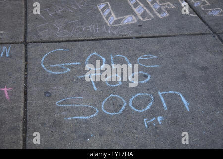 Fans venus rendre hommage à Prince (né Prince Rogers Nelson) à l'extérieur de la boîte de nuit, Première Avenue, où l'un pourpre a débuté sa carrière le 22 avril 2016 à Minneapolis, Minnesota. Le Prince est mort le 21 avril, à l'âge de 57 ans. Photo par Marilyn Indahl/UPI Banque D'Images