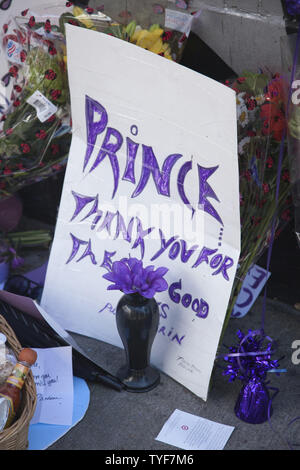 Fans venus rendre hommage à Prince (né Prince Rogers Nelson) à l'extérieur de la boîte de nuit, Première Avenue, où l'un pourpre a débuté sa carrière le 22 avril 2016 à Minneapolis, Minnesota. Le Prince est mort le 21 avril, à l'âge de 57 ans. Photo par Marilyn Indahl/UPI Banque D'Images