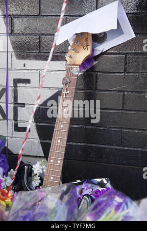 Fans venus rendre hommage à Prince (né Prince Rogers Nelson) à l'extérieur de la boîte de nuit, Première Avenue, où l'un pourpre a débuté sa carrière le 22 avril 2016 à Minneapolis, Minnesota. Le Prince est mort le 21 avril, à l'âge de 57 ans. Photo par Marilyn Indahl/UPI Banque D'Images