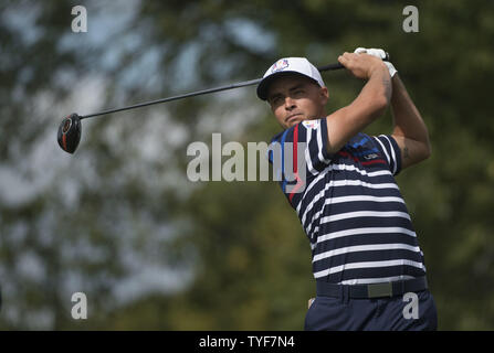 Membre de l'équipe USA Rickie Fowler hits off le 12e tee pendant une ronde de pratique avant la Ryder Cup 2016 à Hazeltine National Golf Club à Chaska, Minnesota le 29 septembre 2016. Photo par Kevin Dietsch/UPI Banque D'Images