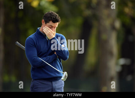 Membre de l'équipe européenne attend sur la Rory McIlroy 13e trou lors de la 1re journée de la Ryder Cup 2016 à Hazeltine National Golf Club à Chaska, Minnesota le 30 septembre 2016. Photo par Kevin Dietsch/UPI Banque D'Images