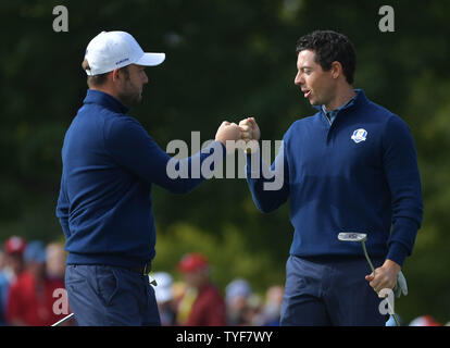 Membre de l'équipe européenne Rory McIlroy (R) et Andy Sullivan célébrer après avoir remporté le 12e trou au cours de la 1re journée de la Ryder Cup 2016 à Hazeltine National Golf Club à Chaska, Minnesota le 30 septembre 2016. Photo par Kevin Dietsch/UPI Banque D'Images