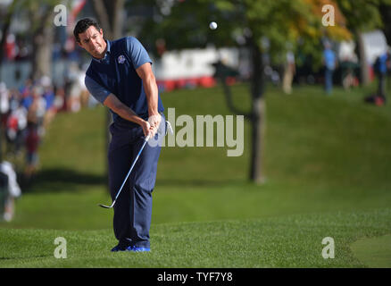 Membre de l'équipe européenne sur les puces Rory McIlroy 9e vert pendant le jour 1 de la Ryder Cup 2016 à Hazeltine National Golf Club à Chaska, Minnesota le 30 septembre 2016. Photo par Kevin Dietsch/UPI Banque D'Images