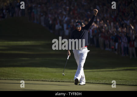 Membre de l'équipe USA Phil Mickelson réagit après un putt sur le green du 8 au jour 2 de la Ryder Cup 2016 à Hazeltine National Golf Club à Chaska, Minnesota le 1 octobre 2016. Photo par Kevin Dietsch/UPI Banque D'Images