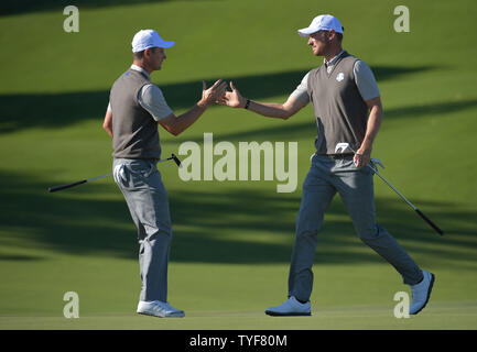 Membre de l'équipe européenne Justin Rose (L) et Chris Wood célébrer après avoir remporté le 10e trou sur la 2e journée de la Ryder Cup 2016 à Hazeltine National Golf Club à Chaska, Minnesota le 1 octobre 2016. Photo par Kevin Dietsch/UPI Banque D'Images