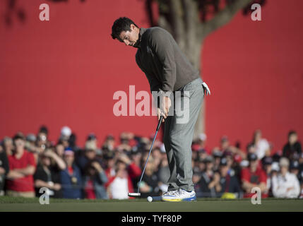 Membre de l'équipe européenne putts Rory McIlroy sur le 8ème tee au jour 2 de la Ryder Cup 2016 à Hazeltine National Golf Club à Chaska, Minnesota le 1 octobre 2016. Photo par Kevin Dietsch/UPI Banque D'Images