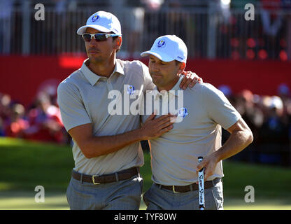 Membre de l'équipe européenne Rafa Cabrera Bello vidéo Sergio Garcia après avoir manqué un putt sur le 11e vert pendant le jour 2 de la Ryder Cup 2016 à Hazeltine National Golf Club à Chaska, Minnesota le 1 octobre 2016. Photo par Kevin Dietsch/UPI Banque D'Images