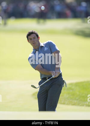 Membre de l'équipe européenne sur les puces Rory McIlroy 5e vert pendant le jour 3 de la Ryder Cup 2016 à Hazeltine National Golf Club à Chaska, Minnesota le 2 octobre 2016. Photo par Kevin Dietsch/UPI Banque D'Images