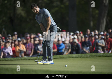 Membre de l'équipe européenne putts Rory McIlroy sur le 4e vert pendant le jour 3 de la Ryder Cup 2016 à Hazeltine National Golf Club à Chaska, Minnesota le 2 octobre 2016. Photo par Kevin Dietsch/UPI Banque D'Images