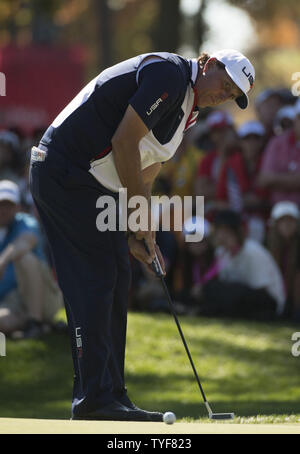 Membre de l'équipe USA Phil Mickelson putts sur le 5ème trou au cours de la 3e journée de la Ryder Cup 2016 à Hazeltine National Golf Club à Chaska, Minnesota le 2 octobre 2016. Photo par Kevin Dietsch/UPI Banque D'Images