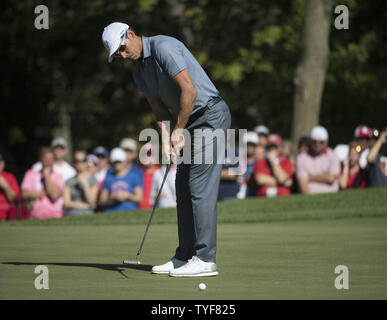 Membre de l'équipe européenne Rafa Cabrera Bello putts sur le 5ème trou au cours de la 3e journée de la Ryder Cup 2016 à Hazeltine National Golf Club à Chaska, Minnesota le 2 octobre 2016. Photo par Kevin Dietsch/UPI Banque D'Images