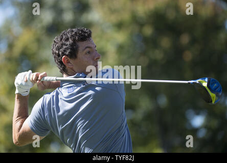 Membre de l'équipe européenne Rory McIlroy hits off de la 6e journée en t au cours 3 de la Ryder Cup 2016 à Hazeltine National Golf Club à Chaska, Minnesota le 2 octobre 2016. Photo par Kevin Dietsch/UPI Banque D'Images