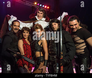 Interprètes de la "Vampire Circus" à préparer leurs débuts au Bayfront Park à Miami, Floride le 17 octobre 2012. Le Vampire Circus dispose d'un mélange de suspense et de comédie comme les acteurs effectuer une combinaison de danse et de gymnastique artistique tout au long de la performance. Bayfront Park accueille le 'Cirque' du 18 octobre au 31 novembre 2012. UPI/Marino-Bill Joe Cantrell Banque D'Images