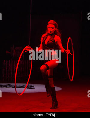 Un interprète de la Vampire 'Cirque' se prépare pour leurs débuts au Bayfront Park à Miami, Floride le 17 octobre 2012. Le Vampire Circus dispose d'un mélange de suspense et de comédie comme les acteurs effectuer une combinaison de danse et de gymnastique artistique tout au long de la performance. Bayfront Park accueille le 'Cirque' du 18 octobre au 31 novembre 2012. UPI/Marino-Bill Joe Cantrell Banque D'Images