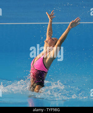 La nageuse française Virginie Dedieu effectue son dernier programme libre solo dans la natation synchronisée finale au XI CHAMPIONNATS DU MONDE FINA à Montréal, Canada le 21 juillet 2005. Des dizaines de sept gagné Dedieu 10.0 idéal pour gagner le concours solo avec un total de 99,667 points. (Photo d'UPI / Grace Chiu) Banque D'Images