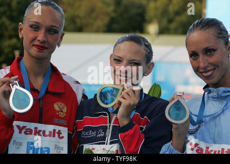 La nageuse française Virginie Dedieu (centre) montre sa médaille d'après le programme libre solo final dans la natation synchronisée finale au XI CHAMPIONNATS DU MONDE FINA à Montréal, Canada le 21 juillet 2005. Des dizaines de sept gagné Dedieu 10.0 idéal pour gagner le concours solo avec un total de 99,667 points d'avance sur la Russie Natalia Ischenko (à gauche) et Gemma Mengual d'Espagne (à droite). (Photo d'UPI / Grace Chiu) Banque D'Images
