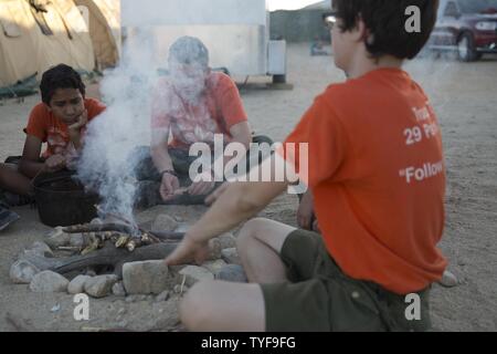 Les Scouts de la Troupe 78 apprendre à créer un incendie au Camp Wilson à bord du Marine Corps Air Ground Combat Center, Twentynine Palms, Californie, le 5 novembre 2016, au cours de la Boy Scout Camp Out pour les Boy Scouts of America troupes. Banque D'Images