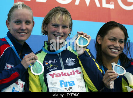 La nageuse australienne Leisel Jones (centre) brandit sa médaille d'or du 100 mètres brasse course finale au XI CHAMPIONNATS DU MONDE FINA à Montréal, Canada le 26 juillet 2005. Jones, de Brisbane, a remporté le titre mondial en un temps de 1:06,25 minutes avant d'Américains Jessica Hardy (à gauche) et Tara Kirk (à droite). (Photo d'UPI / Grace Chiu) Banque D'Images