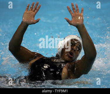 Krystina Alogbo du Canada passe au-dessus d'un joueur hongrois dans le Canada et la Hongrie le water-polo match de demi-finale à l'XI CHAMPIONNATS DU MONDE FINA à Montréal, Canada le 27 juillet 2005. La Hongrie a battu l'équipe à domicile avec un score de 9-7 à l'avance pour l'or contre les États-Unis. (Photo d'UPI / Grace Chiu) Banque D'Images