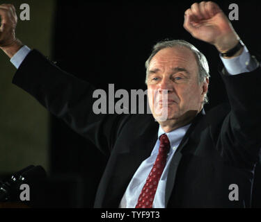 Actuel Premier ministre du Canada, Paul Martin, célèbre devant ses partisans du parti libéral le soir de l'élection dans sa circonscription d'Lasalle-Emard à Montréal le 23 janvier 2006. Le parti libéral a pris 103 sièges parlementaires qu'il a été défait par le parti conservateur avec 124 sièges pour former un nouveau gouvernement minoritaire. Martin a été réélu et devient le chef de l'Opposition officielle. (Photo d'UPI / Grace Chiu) Banque D'Images